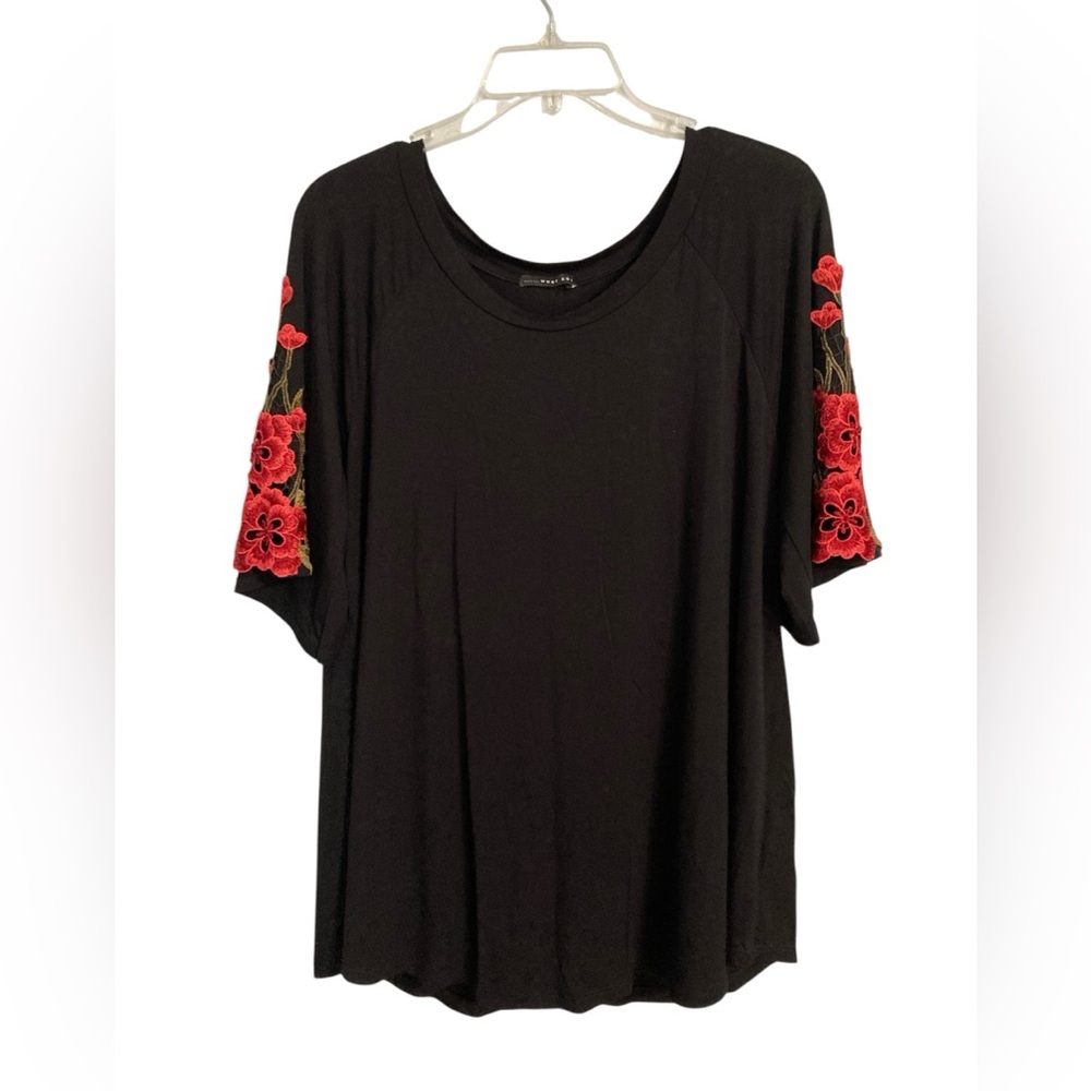 West Kei black with red and green embroidery short sleeve tunic size XL